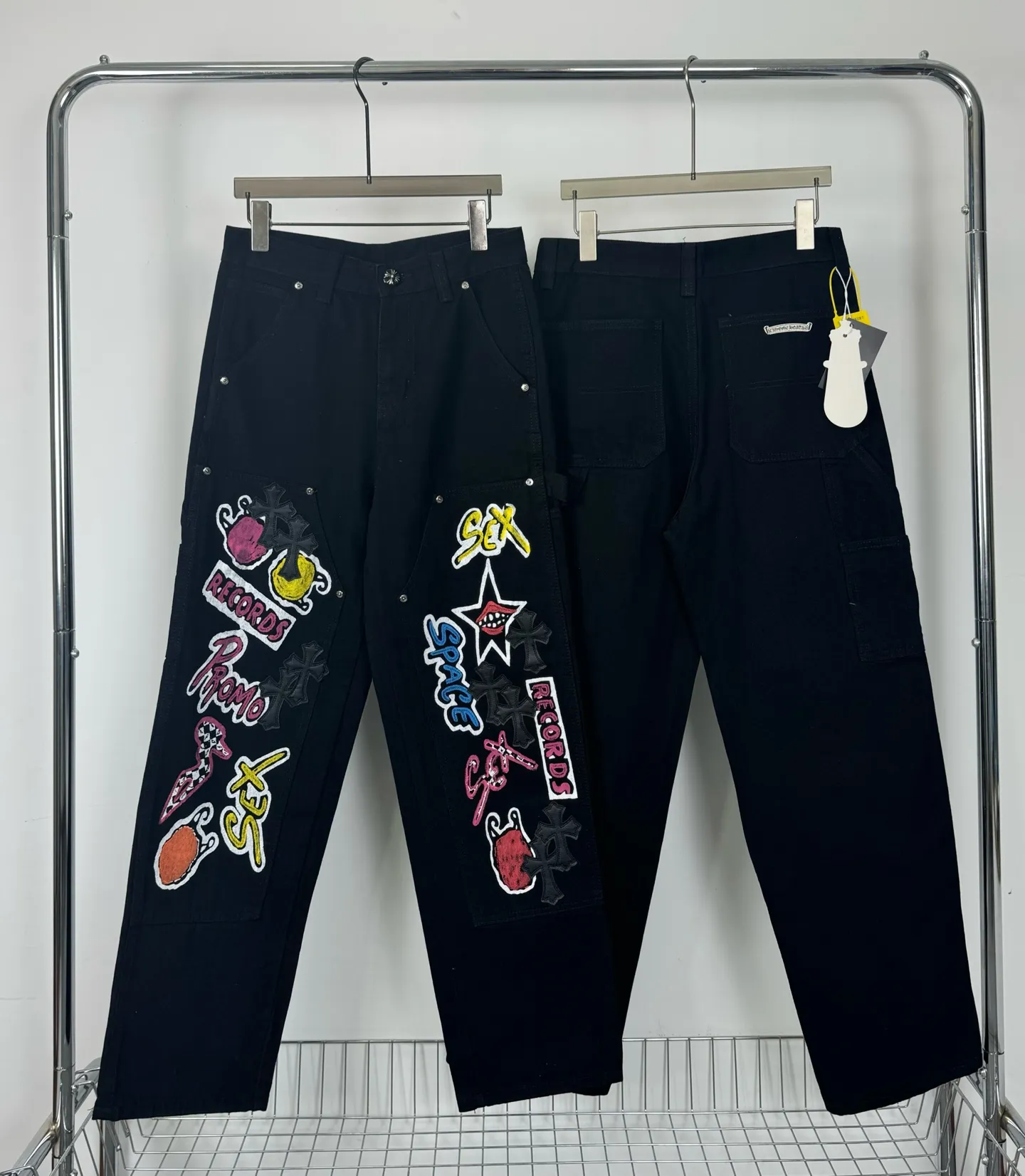 P260 Style number: H822 Chrome Heart & Chrome Heart black multi-element graffiti work jeans - ChromeHearts#design jeans, invincible texture, specially customized by master DIY, will never conflict with the style! Three-dimensional cutting version. Loose and comfortable, not flattering on the figure, making you look taller and slimmer. Same style for men and women. Can be matched with couples. Versatile recommendation. Fine workmanship. Very stylish. The upper body effect is super good. A must-have jeans for all seasons. It is a perfect combination with anything.  Color: black Size: 28-30-32-34-36